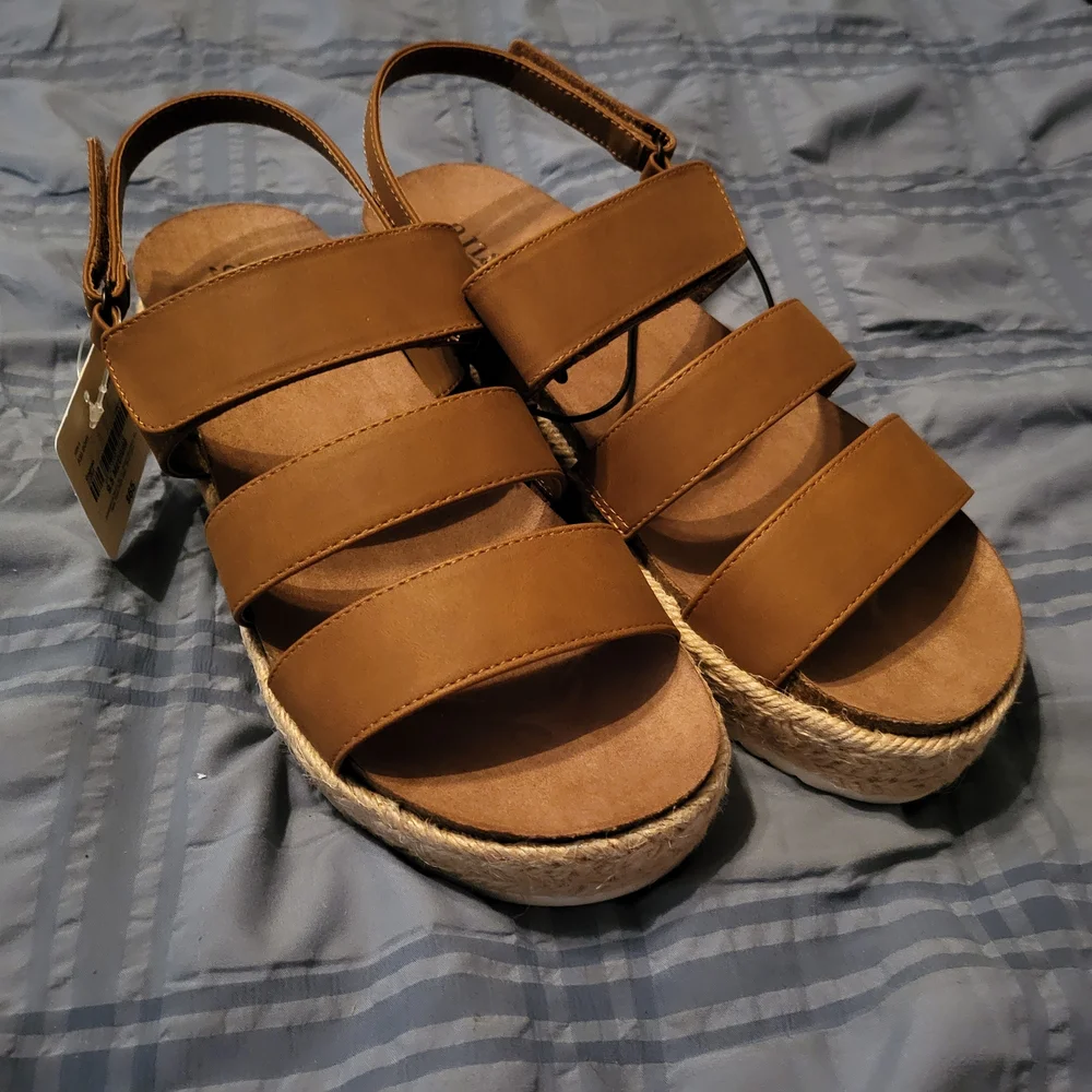 Platform Sandals - Picture 1 of 6